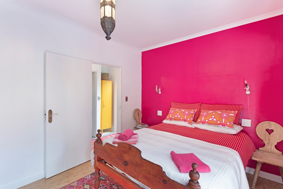 La habitación rosa. Decorada con antigüedades finas y una cama doble. 
Esta habitación ofrece acceso directo al jardín y al área de la piscina. 