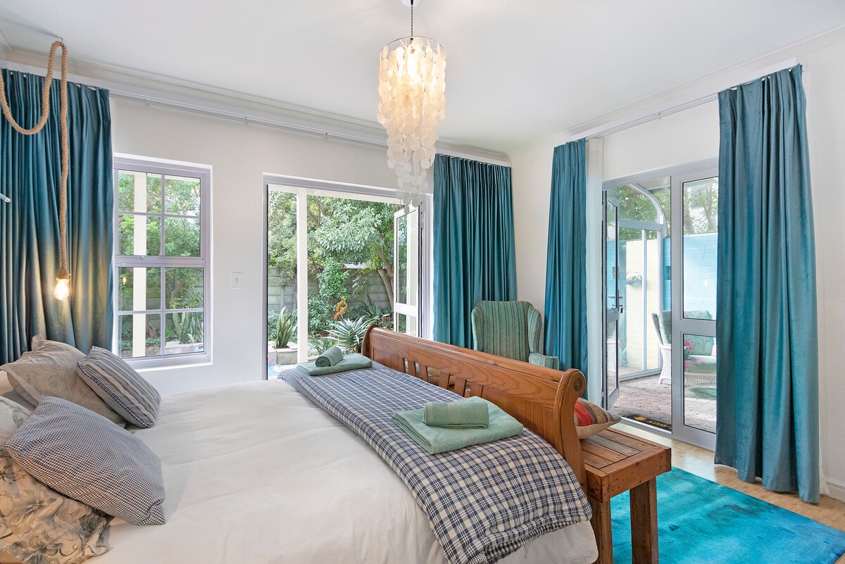 Dormitorio principal en suite con acceso directo al exuberante jardín, piscina y solárium. 