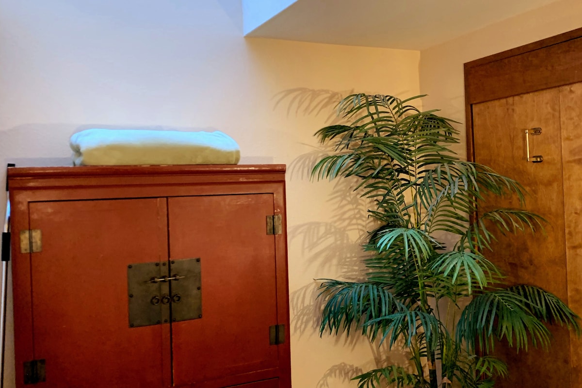 TV ormar s pogledom na vrt 