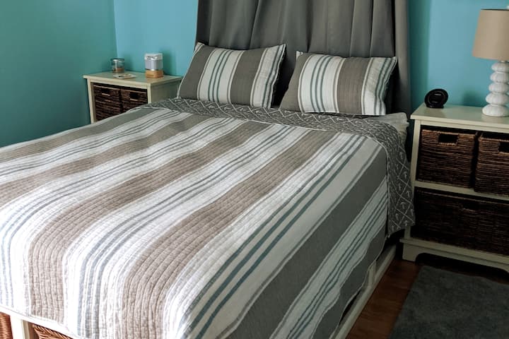 חדר שינה ראשי (מיטת קווין סייז)