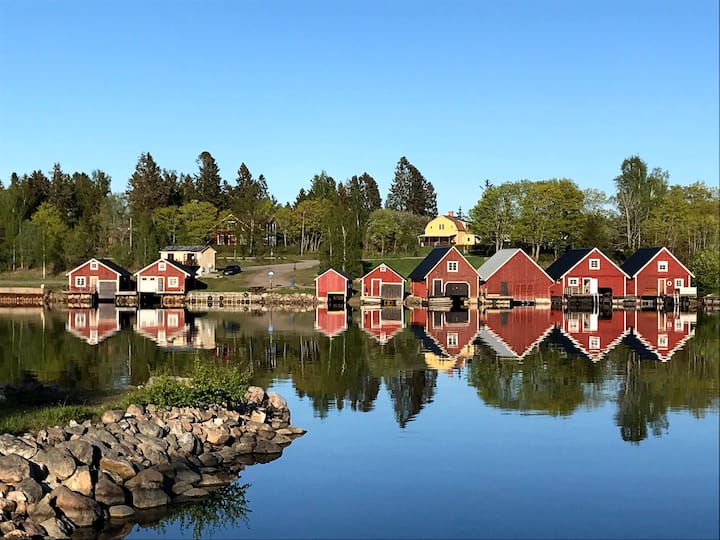 Unique and charming boat house with simple luxury Houseboats for Rent