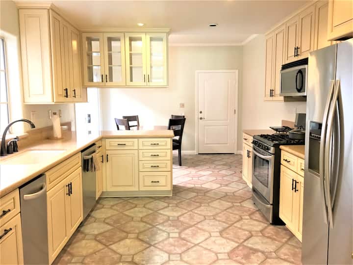 Downtown Beach 4br 4ba Ac Roof Deck Private Yard - Huntington Beach, CA
