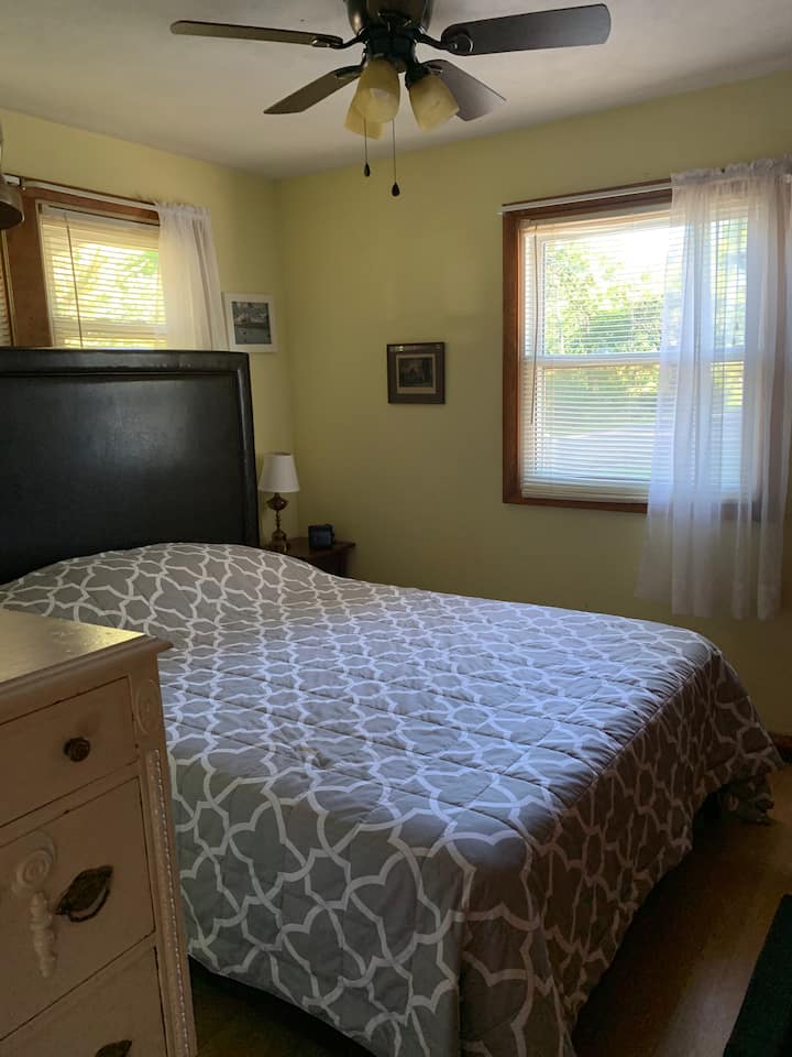 Slaapkamer #1. Queensize bed