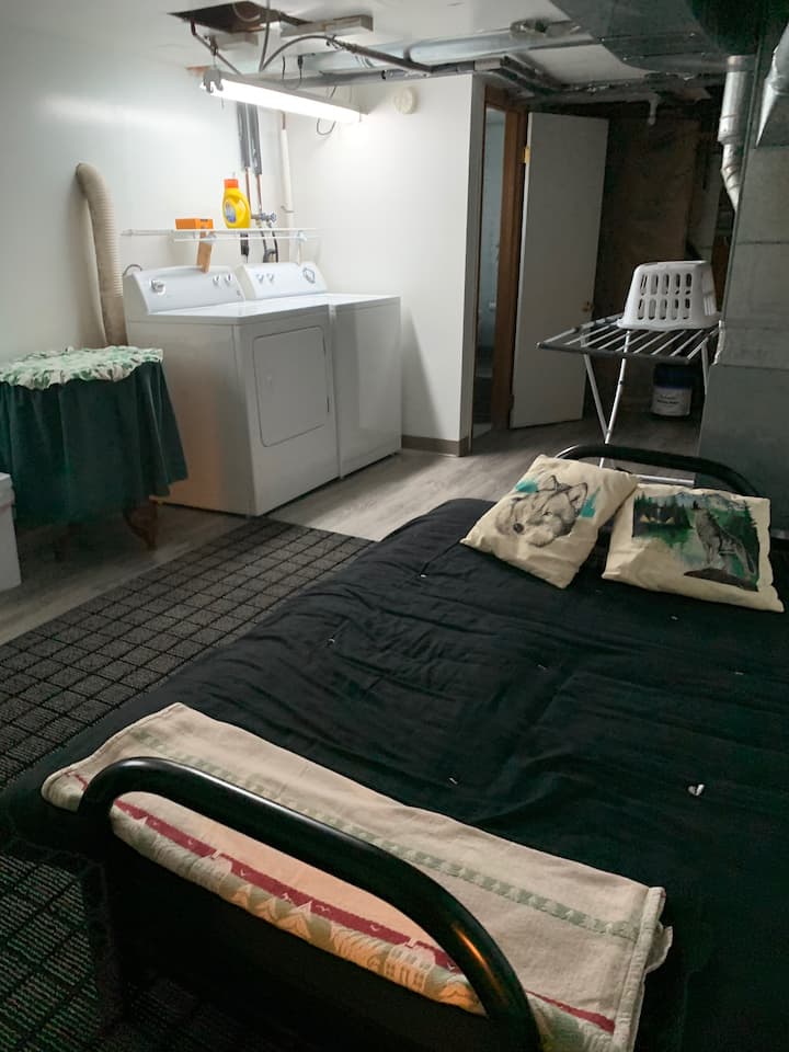 Volledige wasmachine en droger 
Futon in deze kamer. 
