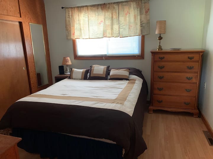 Slaapkamer #2. Queensize bed