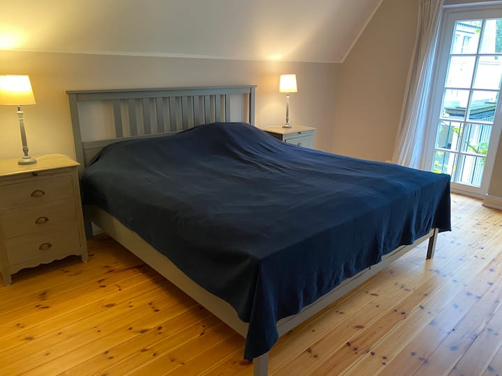 El dormitorio grande con una cama de 1,80 metros de ancho.