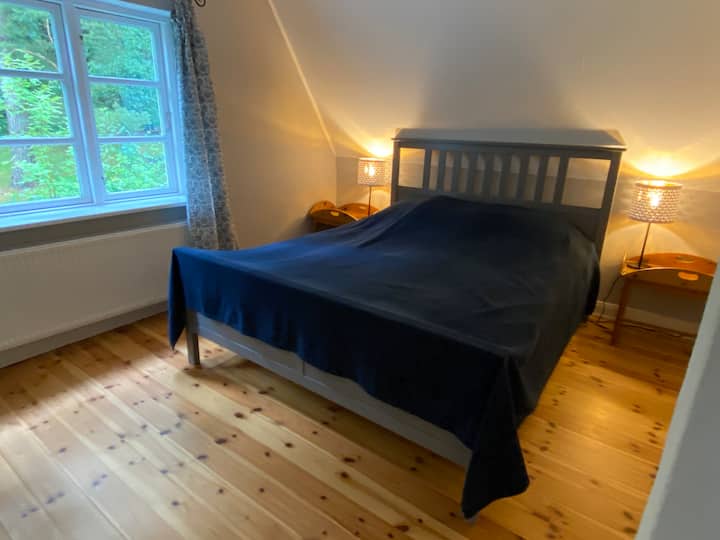 El segundo dormitorio tiene una cama de 1,60 metros de ancho.