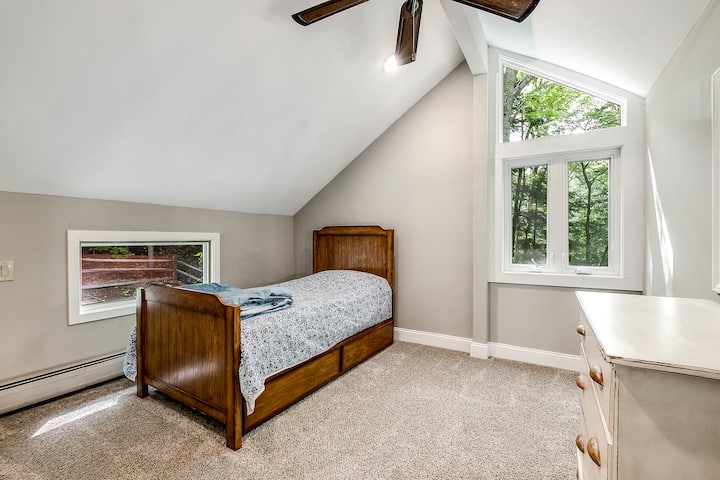 Dormitorio loft (dormitorio 5) con mucha luz natural y una sola cama y un nido extraíble con otro