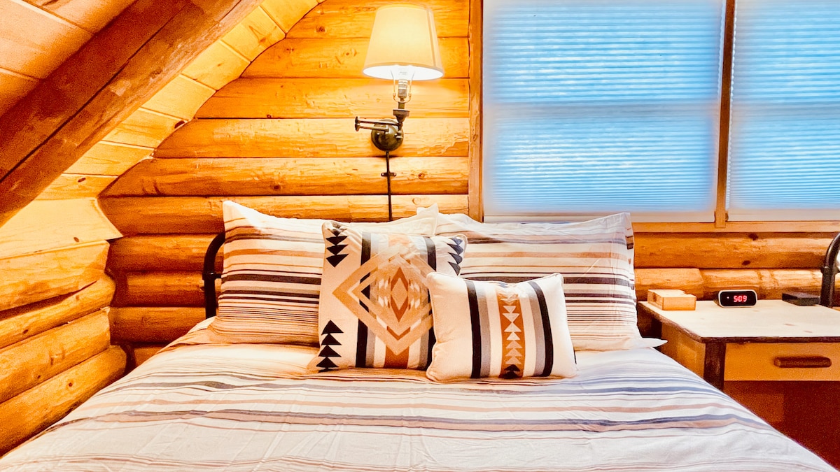 ลอฟท์ชั้นบนมีเตียงควีนไซส์ 2 หลังพร้อมผ้าปูที่นอนผ้าห่มและหมอน