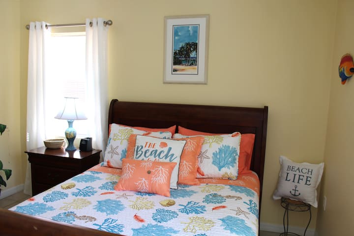 Segundo dormitorio con una cama tamaño queen y baño privado.