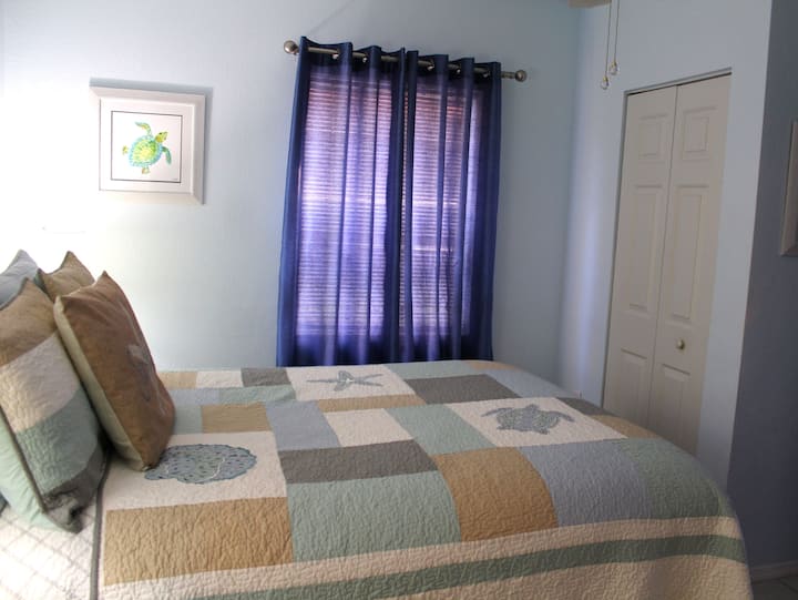 Tercer dormitorio con cama tamaño queen