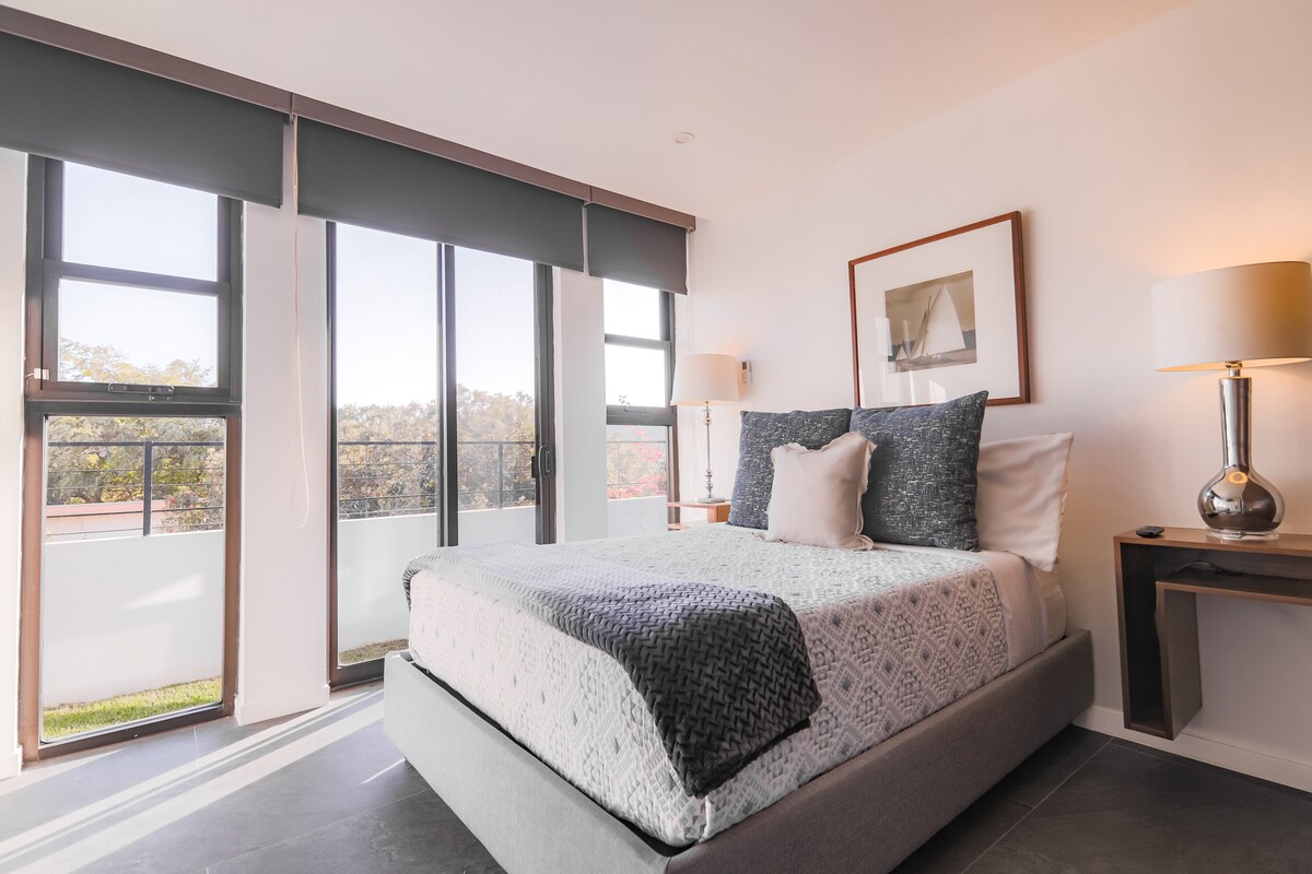 спалнята ни има директен достъп до задния ни двор, за да се наслаждаваме на напълно залези и изгреви