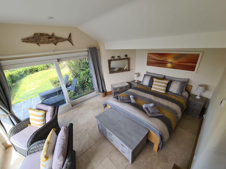 Downstairs king sized bedroom
