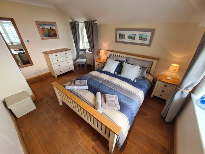 Upstairs king sized bedroom