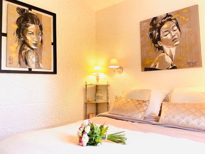 La habitación japonesa es una habitación principal, su decoración refinada y su vista al parque le seducirán.

Un beauty corner está disponible.

Cama de calidad hotelera.

Ideal para dos adultos.