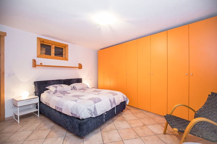 双人房。可俯瞰第二间房的高窗户。