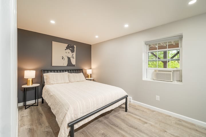 חדר שינה עם מרתף, מיטה זוגית רחבה