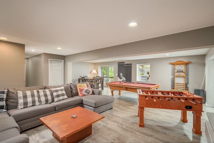 אזור בידור במרתף, שולחן ביליארד, שולחן כדורגל