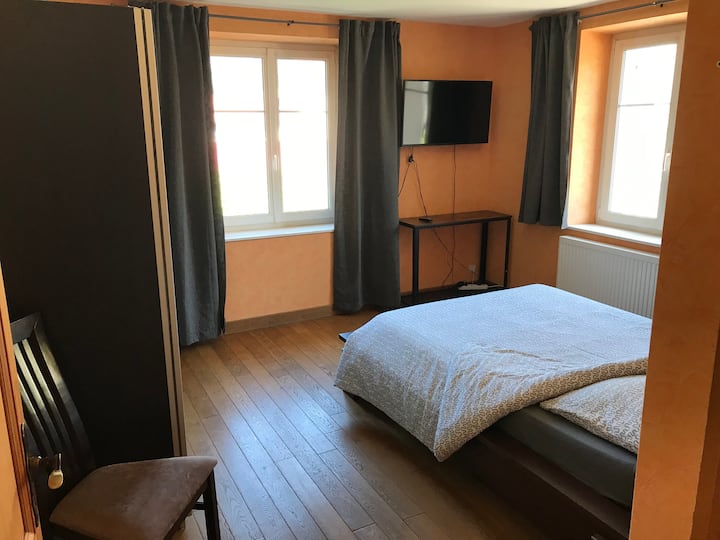 large bedroom on the 1st floor with dressing room and TV equipped with antenna and Chromecast