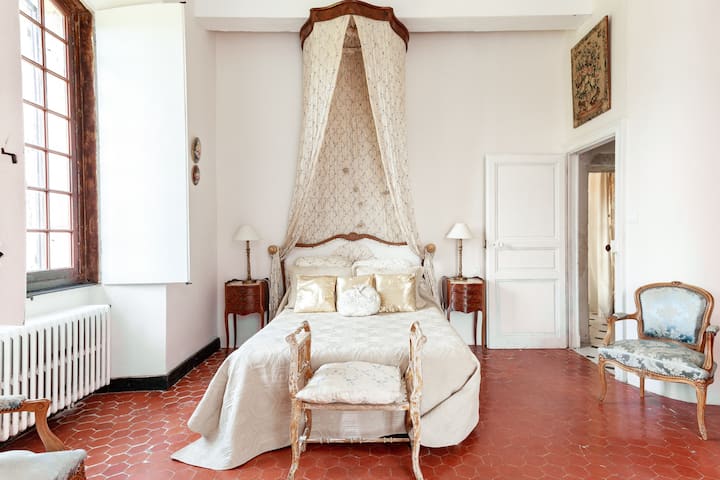La chambre du Marquis avec son superbe baldaquin en soie.
Un espace de travail est aussi proposé.