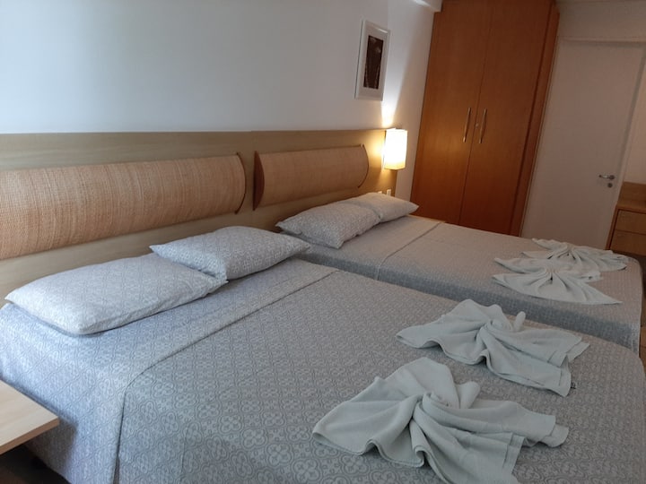 Habitación con dos camas dobles, ajustable.