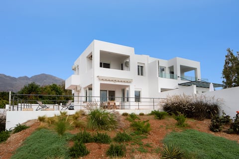 SeaSand Beachfront Villa: Sunset view near taverna