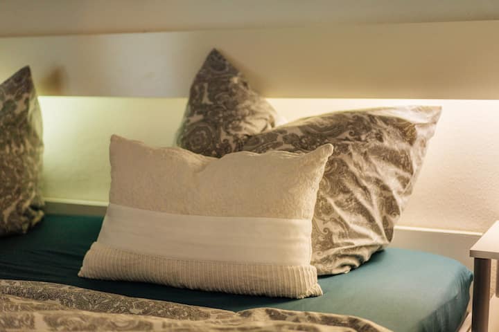 Chumba cha kwanza cha kulala chenye kitanda maradufu chenye starehe na mwangaza usio wa moja kwa moja