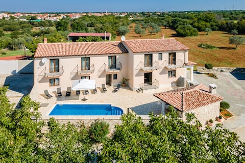 RELAX AT LOVELY HOUSE LEONARDELLI FARM AND POOL