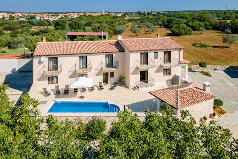 RELAX AT LOVELY HOUSE LEONARDELLI FARM AND POOL