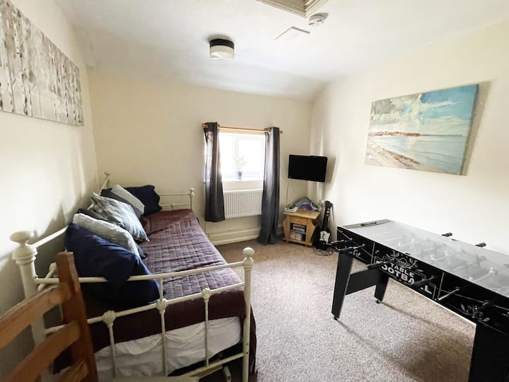 Соба за играње со Wii и фудбал на маса, книги и игри. Може да се претвори и во друга двокреветна соба.