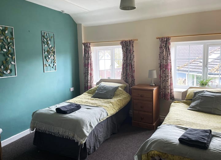 Спална соба 2 - брачни кревети (широки 125 - 149 см)