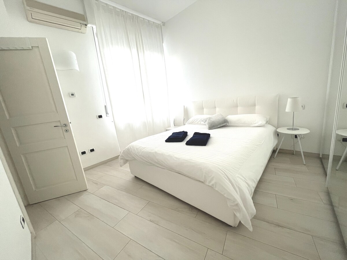 Druhá spálňa s manželskou posteľou a vlastnou kúpeľňou