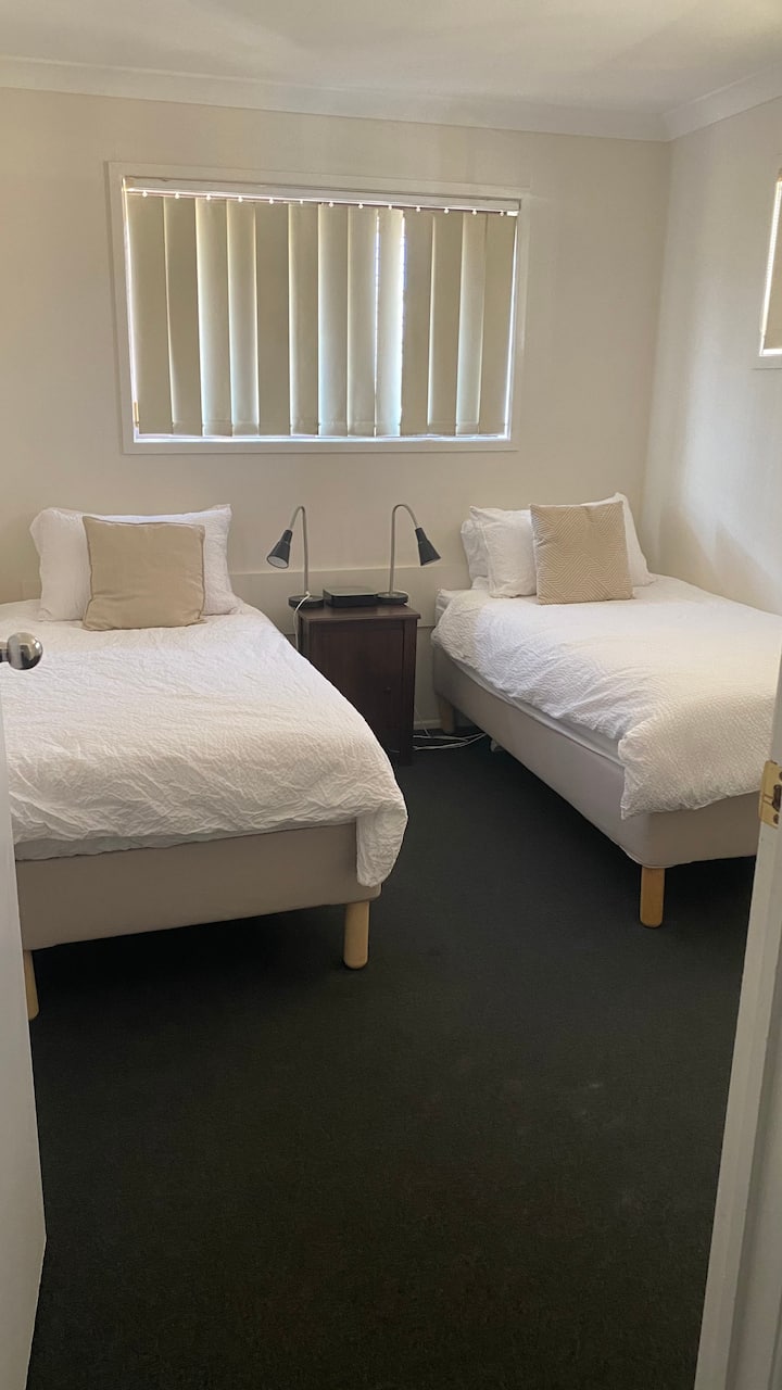 غرفتا نوم وسريران مفردان 