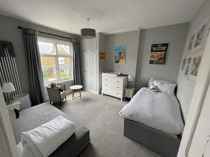 Slaapkamer kan worden opgezet als tweeling of een groot tweepersoonsbed terwijl het bed/de matrassen samen ritsen om een goede tweepersoonskamer te creëren. 