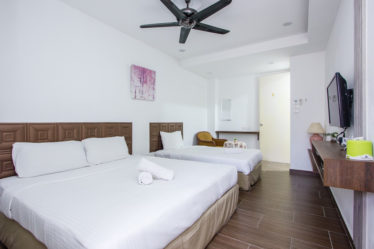 Dormitorio súper  individual + tamaño king adjunto con baño. Televisión de 39pulgadas + Astro disfruta. Equipada con aire acondicionado de 1,5 HP