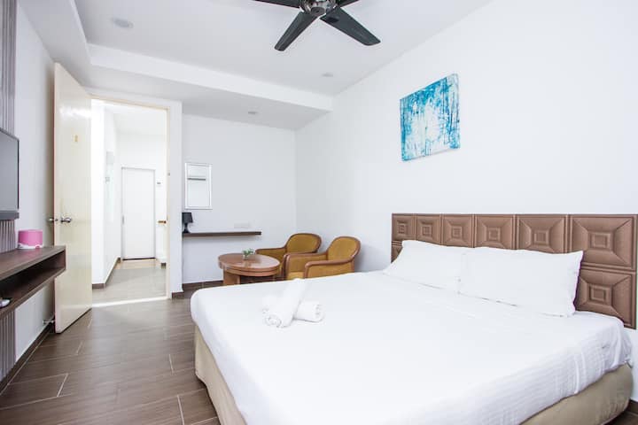Dormitorio tamaño king adjunto con baño, TV de 31pulgadas+Astro Enjoy. También equipado con aire acondicionado de 1,5 CV.