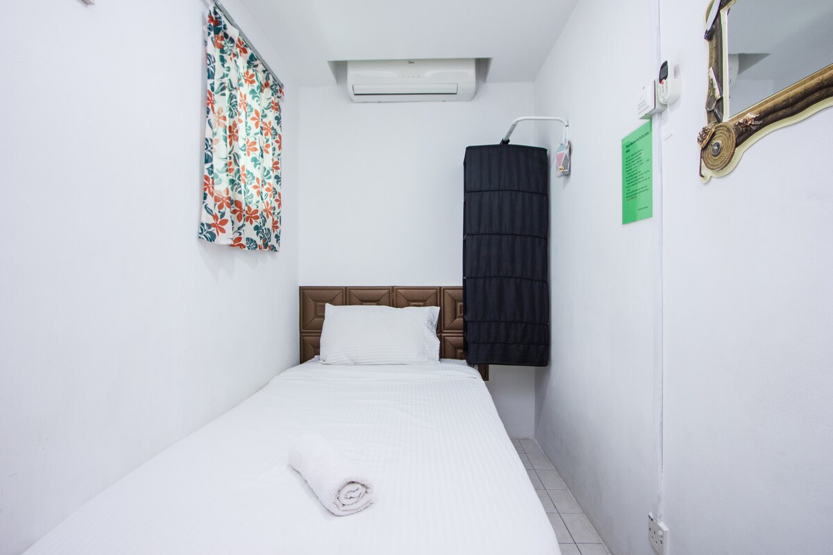 Dormitorio súper individual con TV de 29pulgadas + Astro Enjoy. También equipado con aire acondicionado de 1 HP y baño compartido.