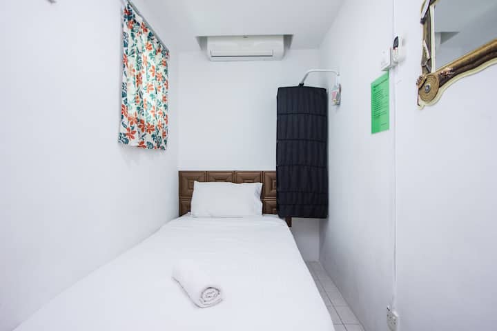Dormitorio súper individual con TV de 29pulgadas + Astro Enjoy. También equipado con aire acondicionado de 1 HP y baño compartido.