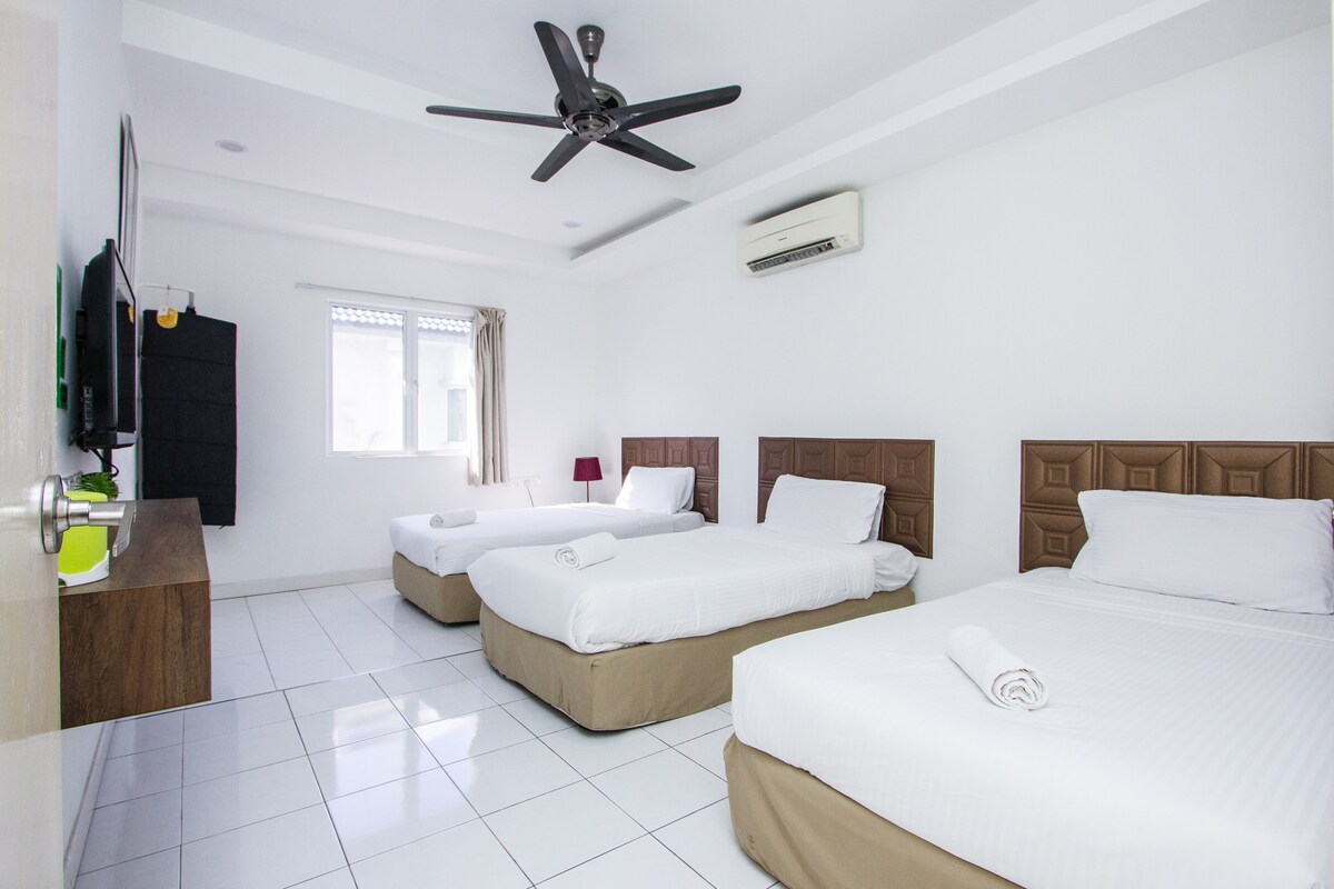 Tres dormitorios super individuales con TV de 31pulgadas + Astro Enjioy. También equipado con aire acondicionado.