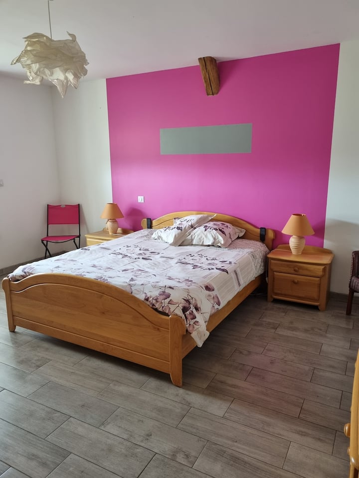 غرفة وردية
سرير مزدوج
حمام داخلي بمرحاض
مساحة مكتبية
تخزين وفيرة