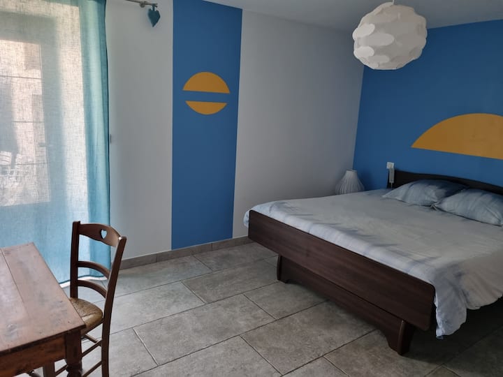 غرفة النوم الزرقاء - الطابق الأرضي
حمام بسرير مزدوج
ومرحاض مجاور