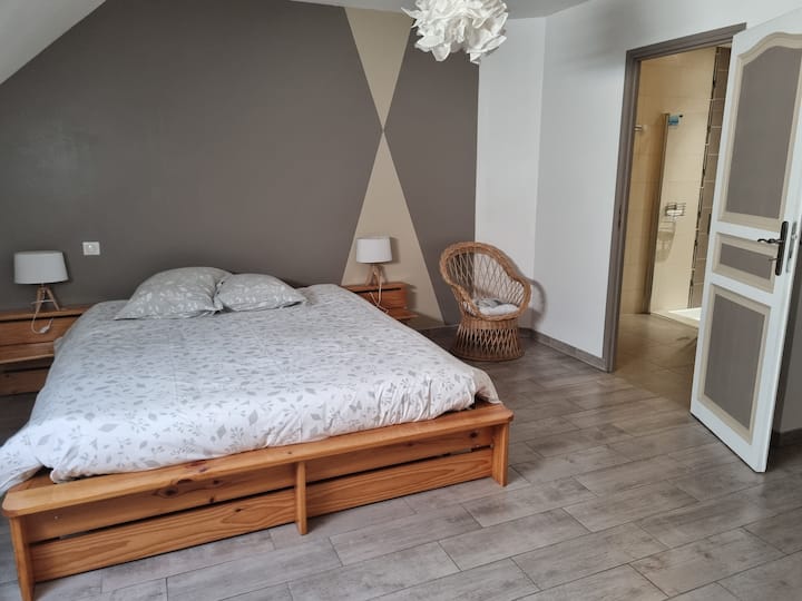 غرفة بيج
سرير مزدوج
حمام داخلي بمرحاض
مساحة مكتبية في ميزانين
بسريرين مفردين
مساحة تخزين وفيرة