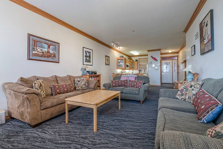 סלון עם הרבה מקומות ישיבה 