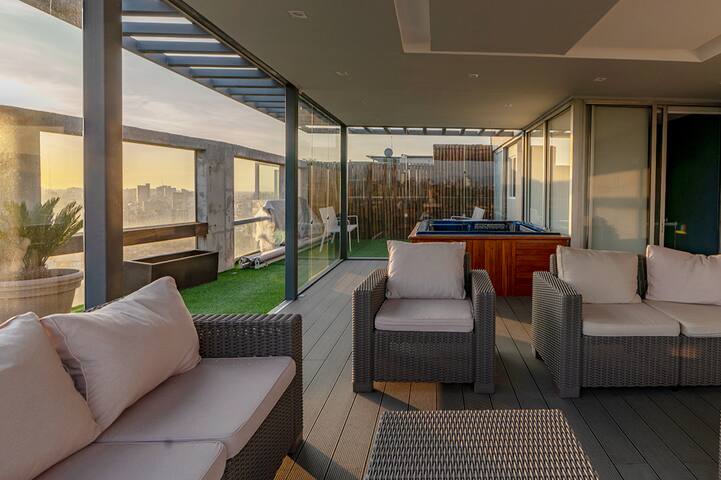 Luxury PH Incomparable View Roofgarden N Jacuzzi gallery image 2