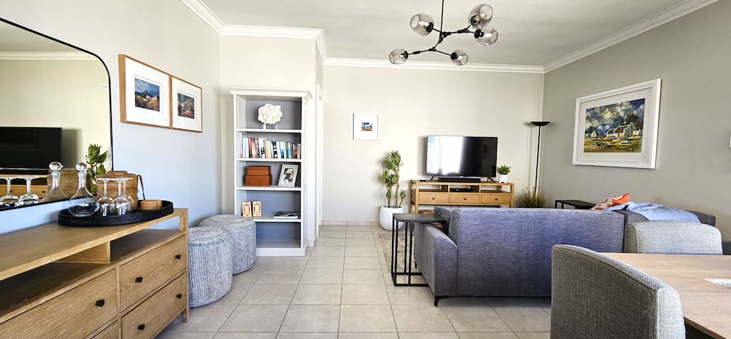 Spacious, quiet 2 bed Apartment with lovely views gallery image 2