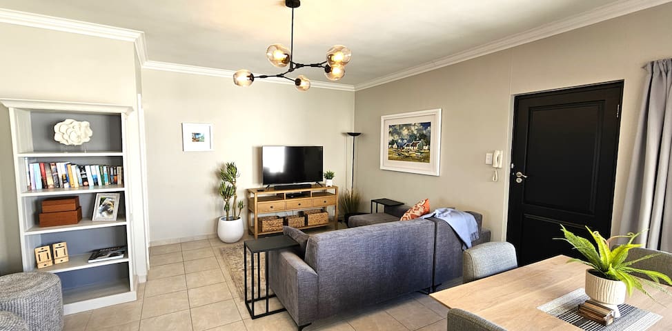 Spacious, quiet 2 bed Apartment with lovely views gallery image 5