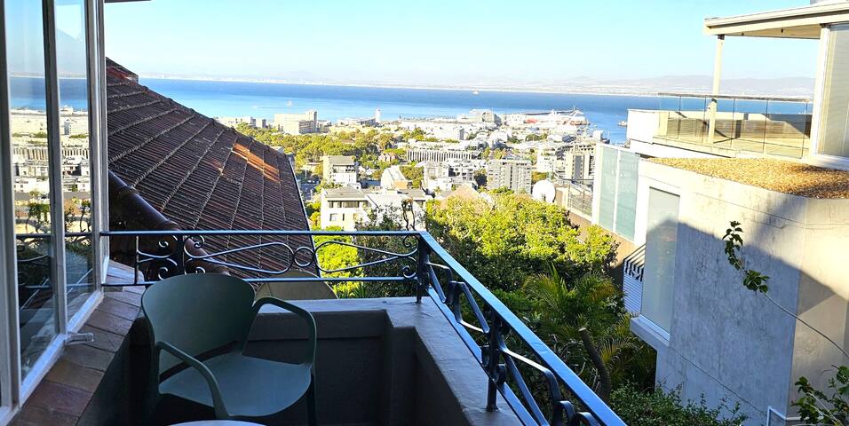 Spacious, quiet 2 bed Apartment with lovely views gallery image 3