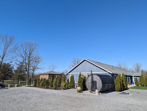 Top Airbnb: Sauna + Fireplaces + Stylish 8 bdrm. Dog friendly in Ontario