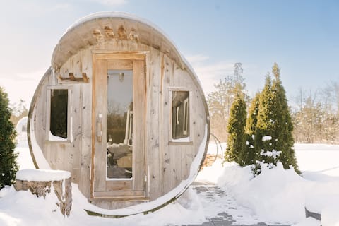 Sauna + Fireplaces + Stylish 8 bdrm. Dog friendly