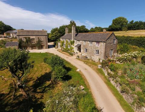 Luxury farmhouse and barn set in beautiful gardens